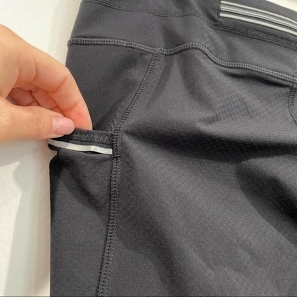 Athleta Be Free Black Crop Capri Reflective Pocket Legging Size Small - Picture 9 of 9
